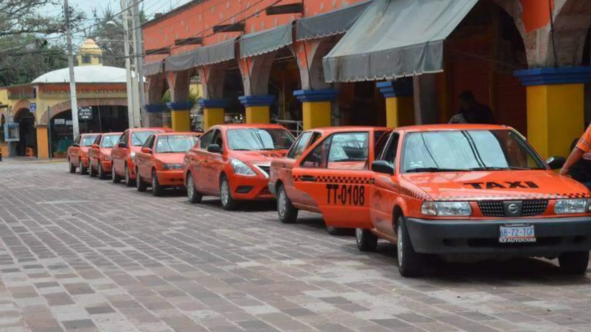 Los taxis colectivos de Tequisquiapan cada vez ven afectada su actividad por los pocos